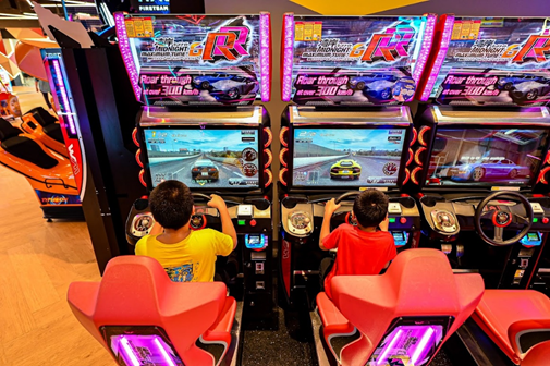Jadi pebalap profesional tanpa takut terluka? Cobain main arcade game racing di pusat hiburan keluarga (Foto: Dok. Timezone)