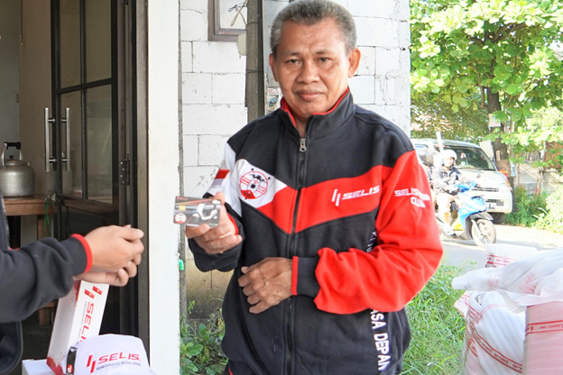 Kiri ke kanan: Bapak Nureman dengan member card Selis dan jaket Selis