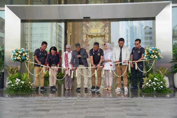 Gunting pita peresmian The Gade Tower yang menelan investasi sebesar Rp 700 miliar