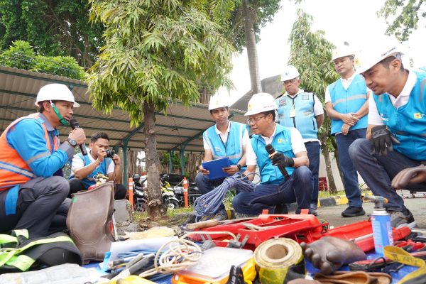 Check point peralatan K3 dan peralatan kerja Yantek dilakukan langsung oleh General Manager PLN UID Jakarta Raya, Lasiran didampingi seluruh Senior Manager dan Direktur Perusahaan Mitra Kerja Yantek