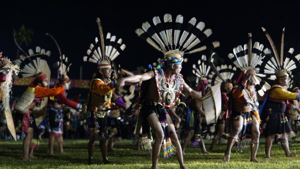 Tradisi Bob Jengea Jadi Puncak Acara Sebagai bagian upacara adat Daya Wehea asal Kalimantan Timur, Festival Lom Plai 2024 ditutup dengan kegiatan Bob Jengea atau Embob Jenge, sebagai ungkapan rasa syukur atas panen padi yang telah diterima masyarakat Wehea