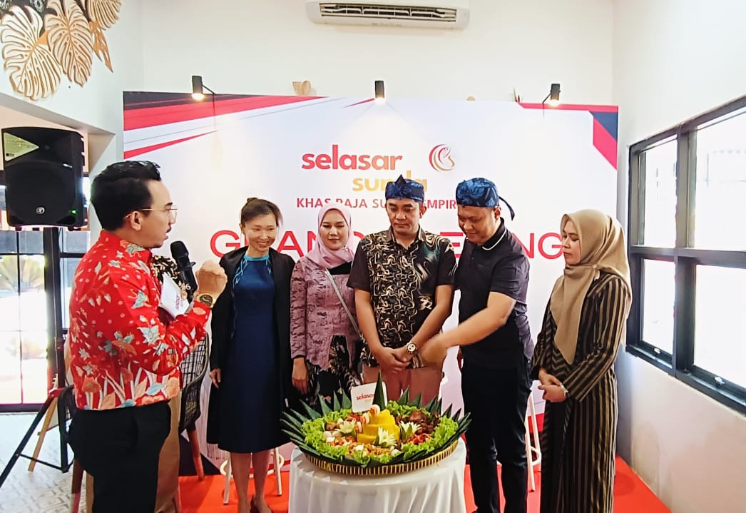 Prosesi pemotongan nasi tumpeng sekaligus peresmian perdana restoran Selasar Sunda di Jakarta
