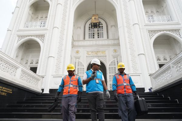 Petugas PLN siap siaga memastikan pasokan listrik pelanggan dalam kondisi aman dalam rangka menyambut Hari Raya Idul Adha 1445 H.
