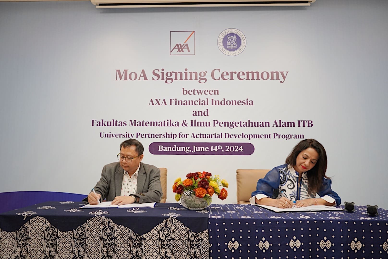 Penandatanganan MoA antara AXA Financial Indonesia dengan FMIPA ITB di Jakarta pada 16 Juni 2024. (Dok. ID Comm)