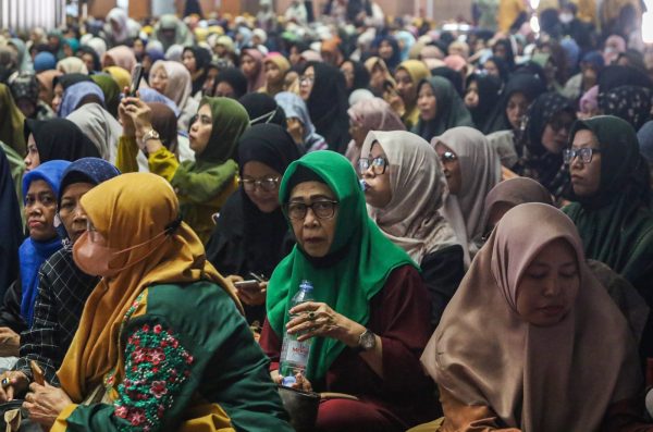 Puluhan ribu ibu-ibu pengajian dari berbagai majelis taklim menghadiri peringatan Maulid Nabi Muhammad SAW bertema tema "Mencintai Rosulullah SAW dan Merawat Kebhinekaan" pada Ahad, 21 September 2024. Pada acara tersebut, Masjid Istiqlal menggandeng Le Minerale, yang merupakan produk asli milik Indonesia.(Foto: Dok. Humas)