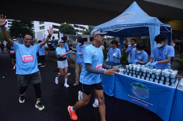 Le Minerale hadirkan water station di race area, memastikan setiap pelari memiliki akses mudah untuk menjaga kecukupan hidrasi dan mineral esensial mereka