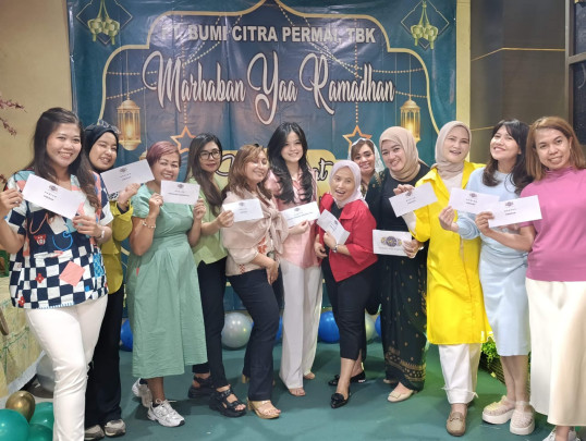 Karyawan menerima hadiah 