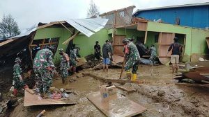 TNI Bantu Warga Terdampak Bencana Banjir dan Longsor di Papua