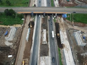 ASTRA Tol Cipali Lakukan Pemasangan Girder Jembatan KM 158 Akses Jalan Tol BIJB Kertajati
