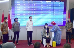 Presiden Jokowi Tinjau Vaksinasi Besar-Besaran Pelaku Perbankan dan Pasar Modal