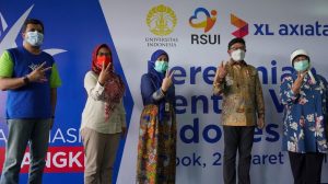 Menkominfo Tinjau Sentra Vaksin Indonesia Bangkit Program Inisiasi XL Axiata