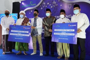 XL Axiata Donasikan 100 Laptop ke Belasan Pesantren