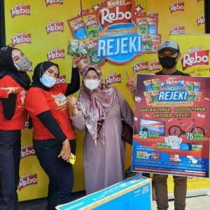Tingkatkan Daya Beli, Kuaci Rebo Bantu Pedagang Eceran dengan Gosok-Gosok Rezeki