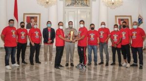 Skuad Persija Sambangi Anies Baswedan Serahkan Trofi Piala Menpora 2021