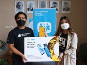 Kolaborasi dengan SOS Children’s Villages, Realme Bagikan Puluhan Smartphone untuk PJJ Daerah Terpencil