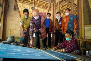 MenkopUKM Resmikan Program Edukasi Koperasi dan Kewirausahaan Tenun Ikat Lepo Lorun