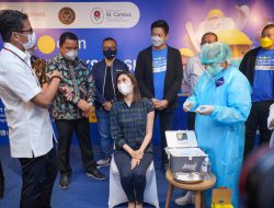 Menparekraf Resmikan Sentra Vaksinasi Perdana Bagi Peserta 18+ di DKI Jakarta