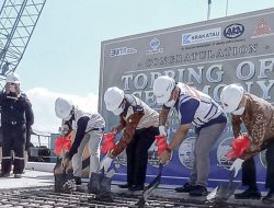 Pelindo III Topping Off Dermaga Peti Kemas Terminal Teluk Lemong