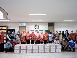 Dharma Wanita Persatuan (DWP) Kementerian Koperasi Salurkan Paket Sembako