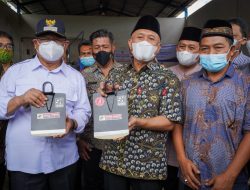 MenKopUKM Teten Masduki Luncurkan Cangkul Merah Putih Berlabel SNI