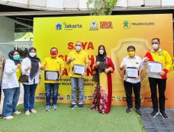 Fahira Idris Berikan Piagam Penghargaan DPD RI Pada Keluarga Besar Golkar DKI Jakarta dalam Kegiatan Vaksinasi Covid-19