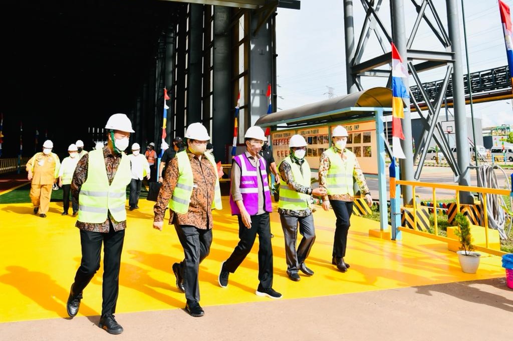 Presiden RI Joko Widodo (ketiga kiri) didampingi Menteri Koordinator Bidang Perekonomian Airlangga Hartarto (kedua kiri) dan Menteri Perindustrian Agus Gumiwang Kartasasmita (kanan) meninjau pabrik smelter di Kabupaten Konawe, Sulawesi Tenggara
