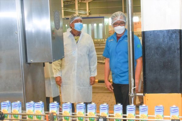 Direktur Jenderal Industri Agro Kementerian Perindustrian, Putu Juli Ardika (kiri) memperhatikan proses produksi minuman sari buah dengan menggunakan teknologi canggih.