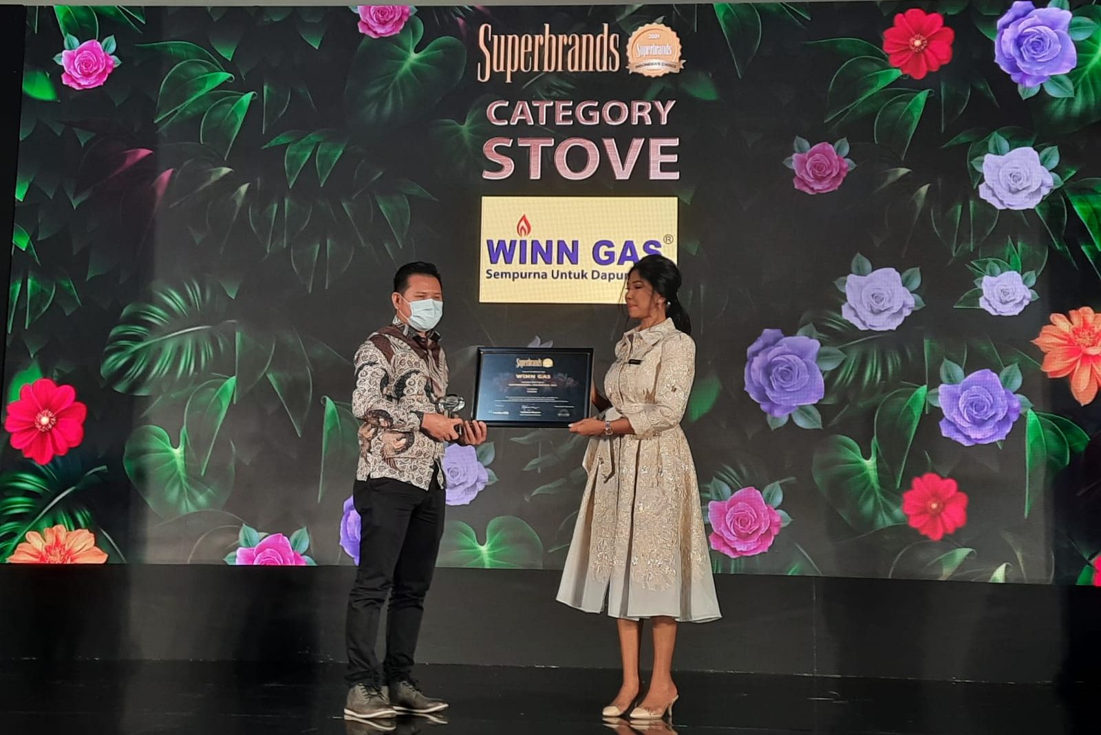 Caption : Winn Gas sebagai produsen regulator gas dan kompor gas mendapatkan tiga penghargaan sekaligus anugerah Superbrands 2021. Yaitu untuk kategori Stove, Gas Cylinder Regulator dan Stove Hose. (Dok:BERITAKOTA.ID)