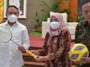 Menko Perekonomian bersama Menpora Serahkan Bantuan Alat Olahraga di UWKS