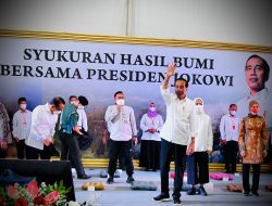 Petani Berdiri dan Bersatu Di Belakang Presiden Jokowi