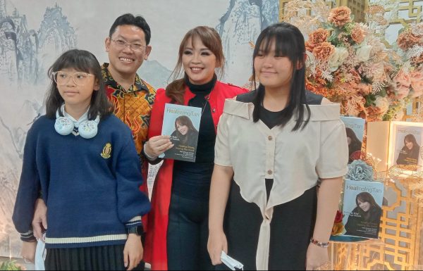 Suami dan kedua putri Fitriagustin Tjandra turut hadir saat peluncuran buku