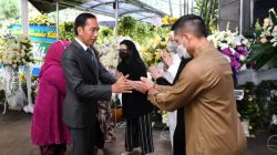 Presiden Jokowi dan Iriana Jokowi Takziah ke Rumah Tjahjo Kumolo