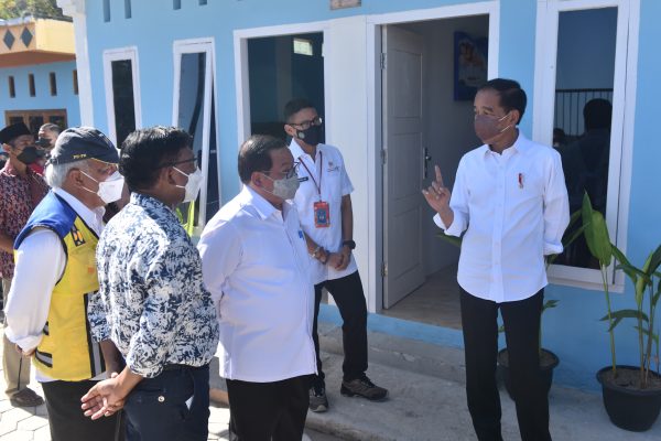 Presiden Jokowi meninjau Proyek Pengembangan Sarana Hunian Pendukung Kawasan Pariwisata di Kampung Baru, Kawasan Pantai Marina, Labuan Bajo, Manggarai Barat, Jumat (22/07/2022) (Foto: Humas Setkab)