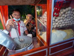 Tindak Lanjuti Arahan Presiden, MenKopUKM Ajak Pedagang Mie Bakso Onboarding Digital