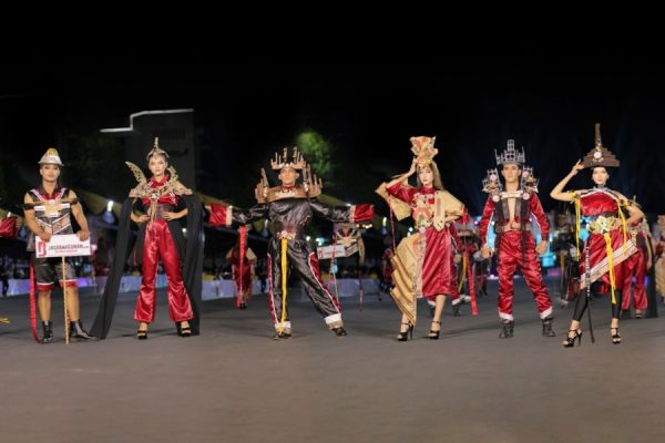 Jember Fashion Carnaval, Semen Gresik Pamerkan Kostum defile Madurese