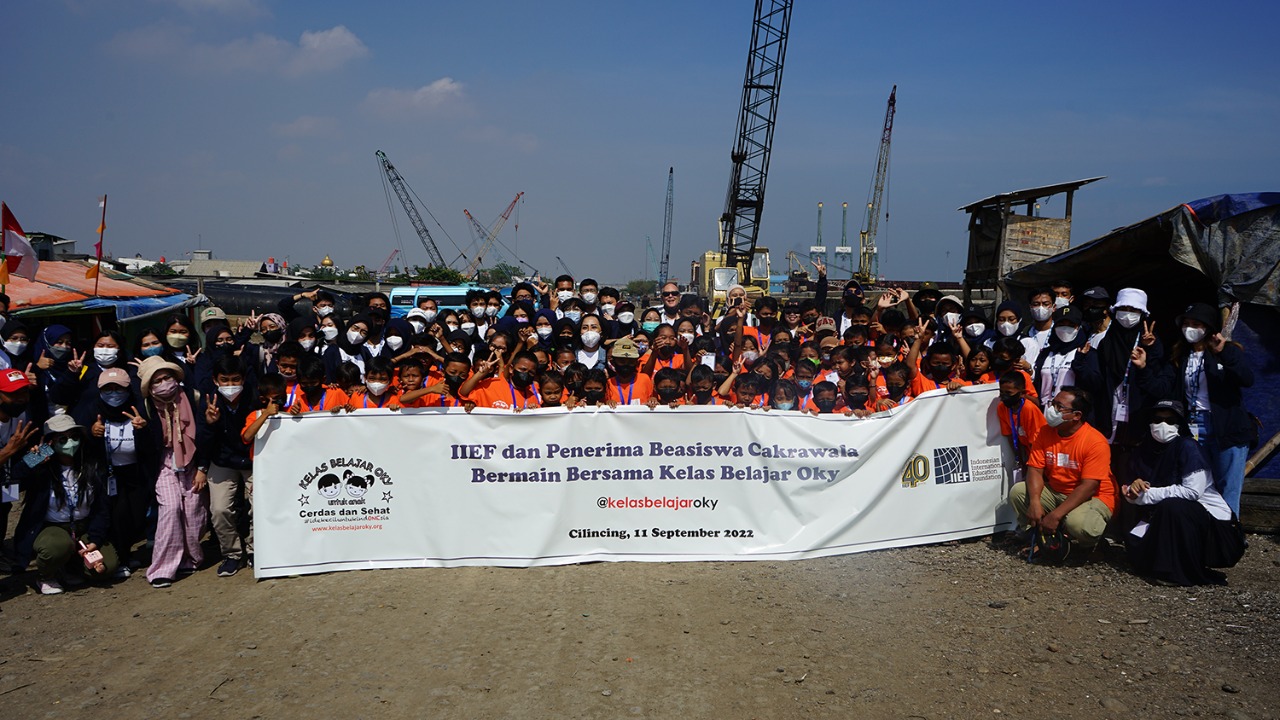 The Indonesian International Education Foundation (IIEF) mengajak para penerima Beasiswa Cakrawala untuk berbagi bersama anak-anak nelayan di Kelas Belajar Oky (KBO) Cilincing Minggu (11/9/22).