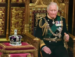 Raja Charles III Naik Takhta