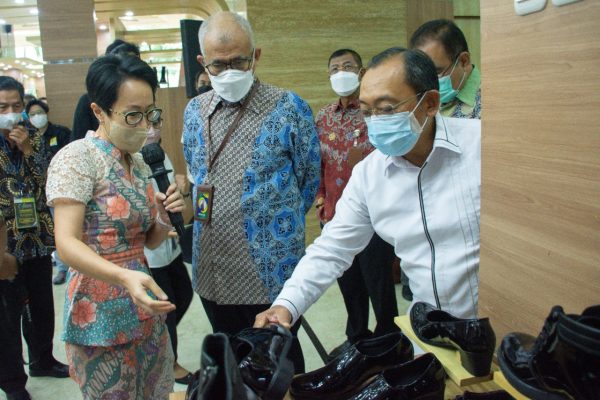 Sekretaris Jenderal Kementerian Perindustrian Dody Widodo (tengah) bersama Plt. Direktur Jenderal Industri Kimia, Farmasi, dan Tesktil (IKFT) Kementerian Perindustrian, Ignatius Warsito (kanan) meninjau stan peserta Pameran Sepatu Kulit dan Fashion 2022 di Jakarta, Selasa (69).