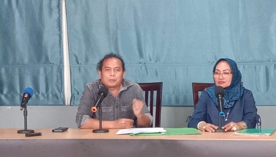 Foto Kiri ke Kanan: Deolipa Yumara Kuasa Hukum Mimi Maryati, dan Mimi Maryati