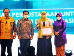 Gubernur Khofifah Terima Penghargaan Nugra Jasa Dharma Pustaloka dari Perpusnas RI