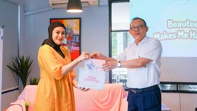 Foto kiri ke kanan: CEO This Is Your Skincare, Adeline Widyaningraras dan Dr. Sathya B. Negara