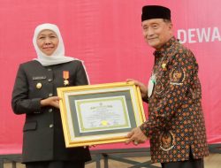 Gubernur Khofifah Terima Penghargaan dan Pin 9 Windu Kemerdekaan RI dari DHD PK 45