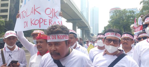 Gerakan Koperasi Kabupaten Mojokerto Jawa Timur menggelar aksi menolak keterlibatan peran OJK dalam aktivitas koperasi