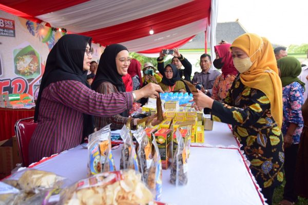 Gubernur Jawa Timur Khofifah Indar Parawansa terus mengembangkan inovasi pelayanan publik di Jatim hingga ke pelosok desa.
