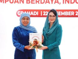 Gubernur Khofifah Terima Penghargaan atas Pemberdayaan dan Perlindungan Driver Ojol Perempuan