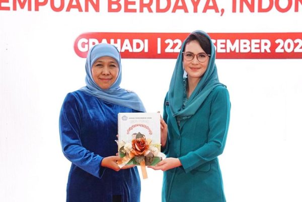 Gubernur Khofifah dari Gojek Indonesia dan Grab Indonesia dalam Puncak Peringatan Hari Ibu ke-94 di Gedung Negara Grahadi Surabaya pada Kamis (22/12).
