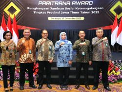 Gubernur Khofifah Serahkan Penghargaan Paritrana, Pentingnya Peningkatan Perlindungan Ketenagakerjaan