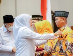 526 Pendonor Sukarela Mendapatkan Lencana Penghargaan dari Gubernur Khofifah