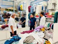 Kunjungi Mal Pekanbaru, Presiden dan Para Menteri Belanja Produk Lokal