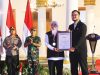 Catatkan Dua Rekor Gubernur Khofifah Terima Penghargaan MURI